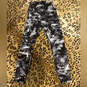 Lululemon Wunder Under HR Tight 25" Black & White Spray Paint - Used Size 6